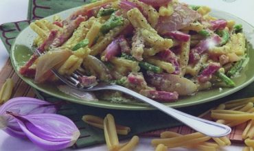 Cucinare bene, ecco la Carbonara di fagiolini e scalogni