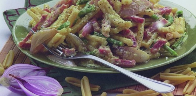 Cucinare bene, ecco la Carbonara di fagiolini e scalogni