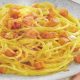 Carbonara con tofuburger, una vegetariana da provare