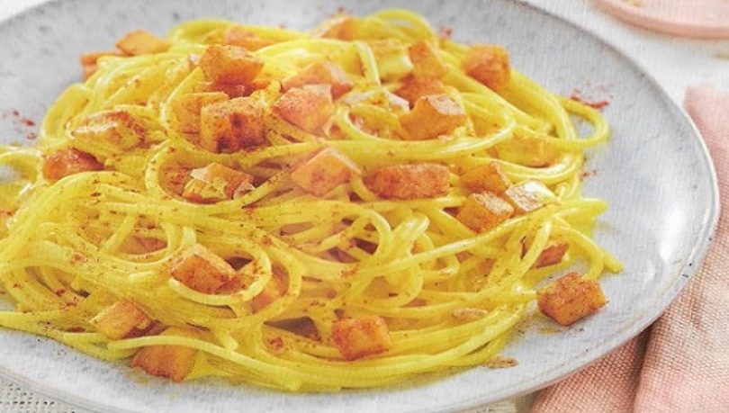 Carbonara con tofuburger, una vegetariana da provare