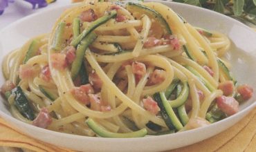 Un mese in cucina, la carbonara bucatini e zucchine