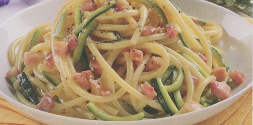 Un mese in cucina, la carbonara bucatini e zucchine