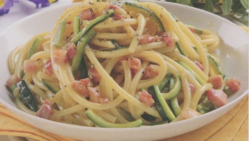 Un mese in cucina, la carbonara bucatini e zucchine