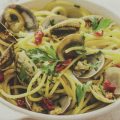 Diva Cucina, gli spaghetti alle vongole con accento carbonaro