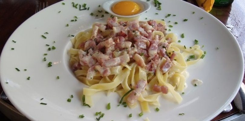 Carbonara “all’italiana”… con uovo fritto e formaggio spray!