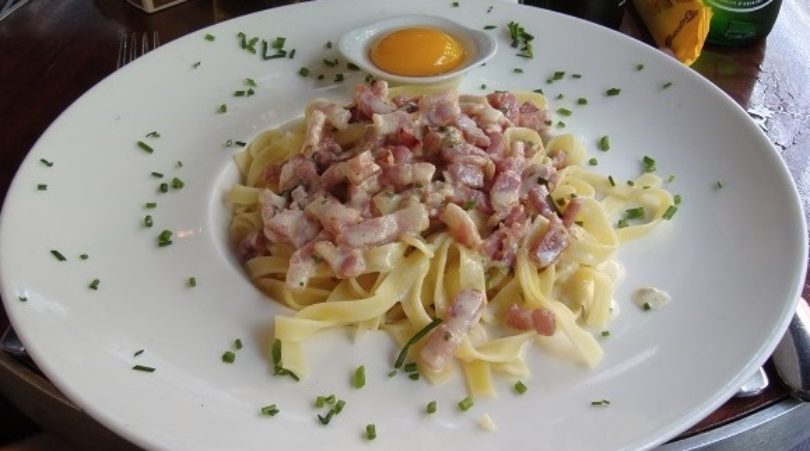 Carbonara “all’italiana”… con uovo fritto e formaggio spray!