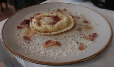 Da Roberto e Loretta raviolone alla carbonara