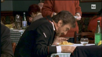 Gigi Proietti Maresciallo Rocca e la carbonara